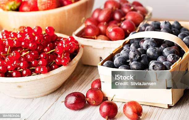 Bayas Frescas Surtidas Verano Foto de stock y más banco de imágenes de Alimento - Alimento, Bol de frutas, Cesta