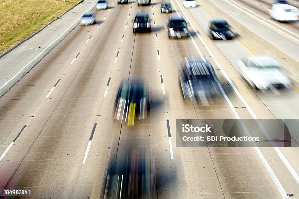 Coches En Movimiento En Automóvil Por Una Autopista Foto de stock y más banco de imágenes de Coche