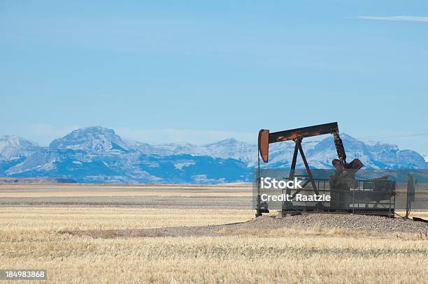 Perfuração De Petróleo - Fotografias de stock e mais imagens de Montana - Montana, Óleo, Bomba Petrolífera