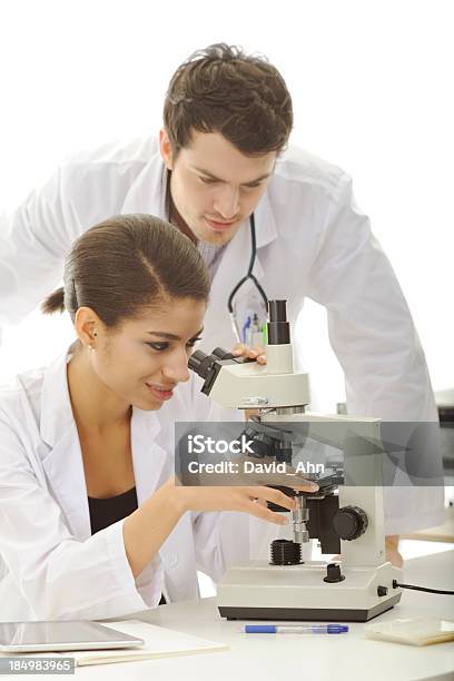 Medizinische Team Stockfoto und mehr Bilder von Weißer Hintergrund - Weißer Hintergrund, Forschung, Mikroskop