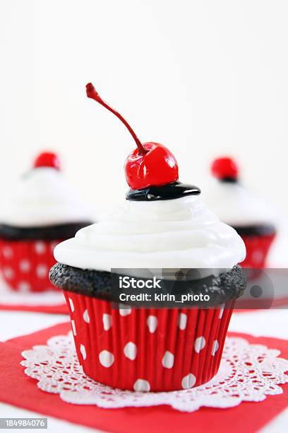 Cupcakes - Fotografias de stock e mais imagens de Bolinha - Bolinha, Bolinho, Bolo - Sobremesa