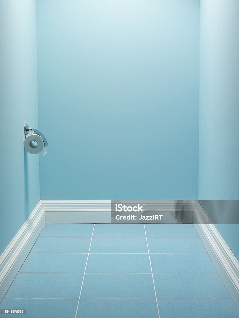 Внутренние epmty туалет - Стоковые фото Синий роялти-фри