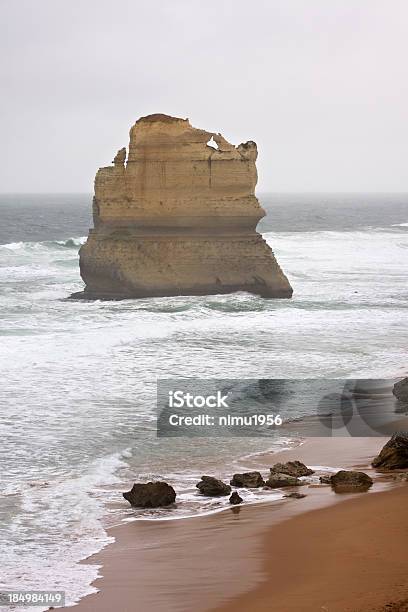 Photo libre de droit de Monts Douze Apôtres Rock Formation Dans Une Brume Journée Victoria Australie banque d'images et plus d'images libres de droit de Australie