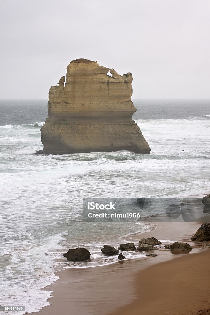 Formação de Rocha Doze Apóstolos em um nevoeiro dia. Victoria. Austrália. - Foto de stock de Areia royalty-free