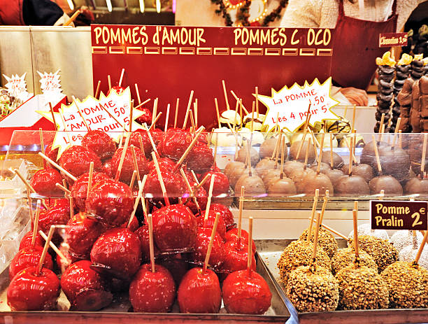 pommes d'amour sur vieux étal de marché - bas rhin photos et images de collection