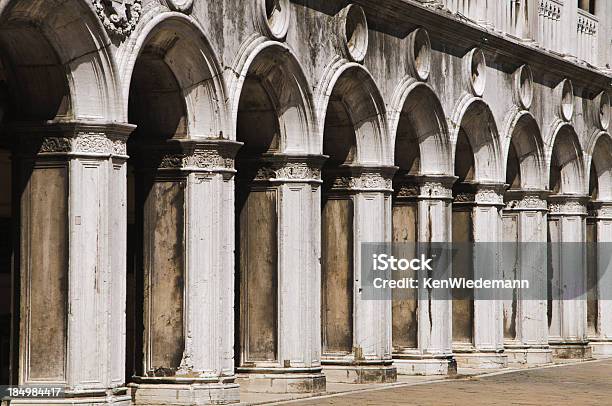 Arcos De La Ducal Patio Foto de stock y más banco de imágenes de Arquitectura - Arquitectura, Palacio Ducal - Venecia, Aire libre