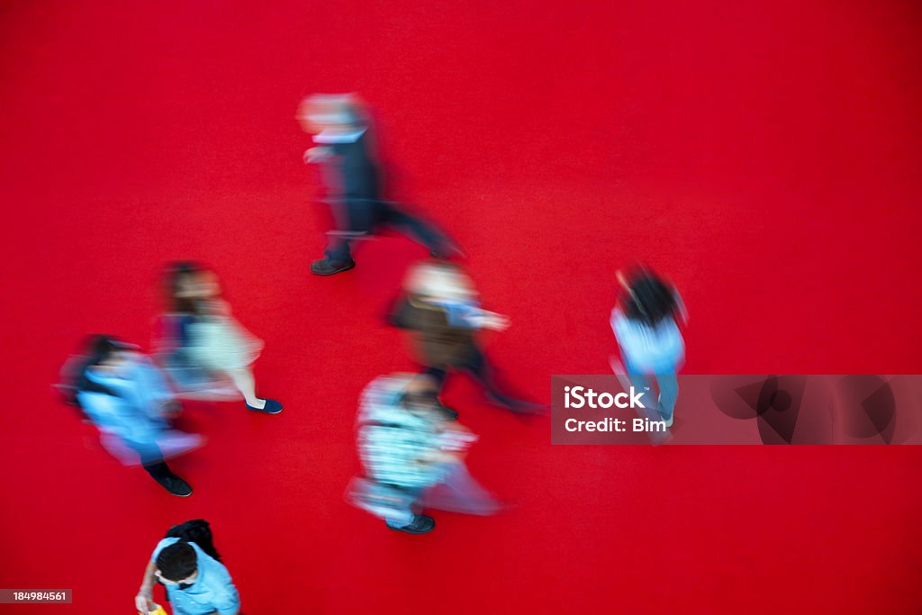 관중의 흐릿한 직원관리 빠르게 레드 카펫 - 로열티 프리 빨강 스톡 사진