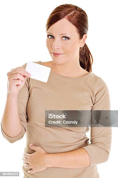 Junge Schöne Frau Holding A Business Card Stockfoto und mehr Bilder von Attraktive Frau - Attraktive Frau, Blick in die Kamera, Dokument