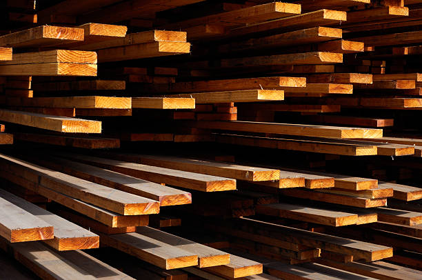 stos tylko częściowo redwood przetwarzanego - timber lumber industry redwood stack zdjęcia i obrazy z banku zdjęć