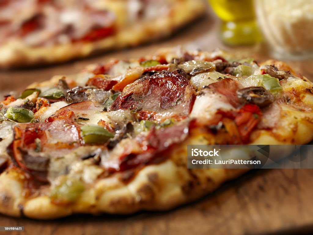 Pizza supremo - Foto stock royalty-free di Accuratezza