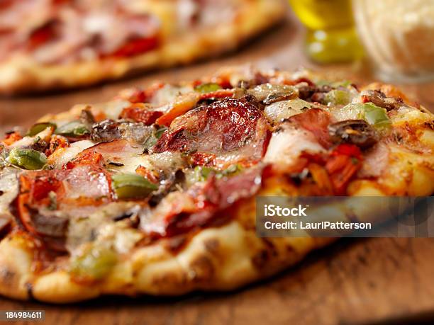 Pizza Supremo - Fotografie stock e altre immagini di Accuratezza - Accuratezza, Alimentazione non salutare, Ambientazione interna