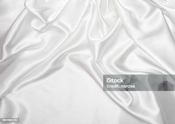 Fundo De Seda Branco De Cetim - Fotografias de stock e mais imagens de Lençol - Roupa de cama - Lençol - Roupa de cama, Seda, Branco