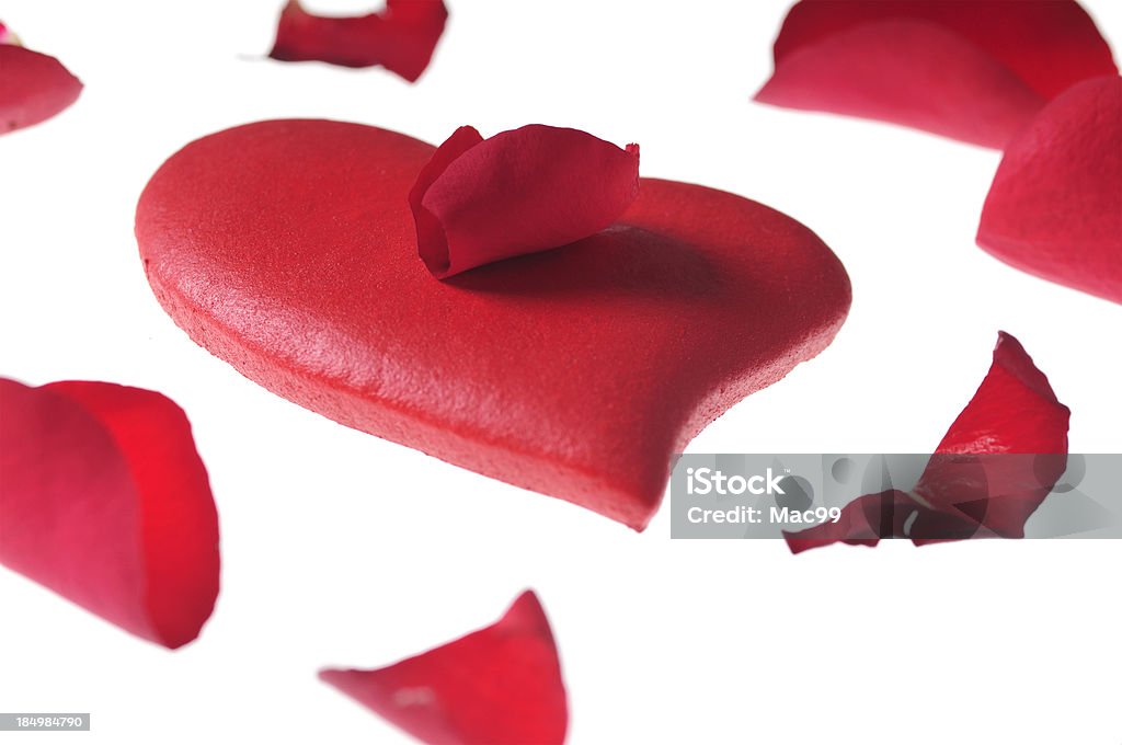 Corazón hecho de masa y rosas hojas - Foto de stock de Amor - Sentimiento libre de derechos