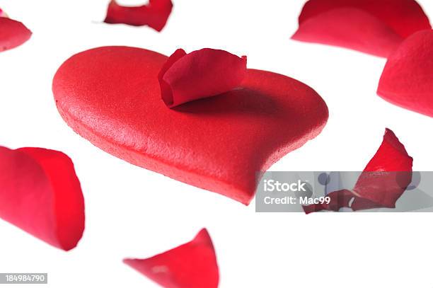 Corazón Hecho De Masa Y Rosas Hojas Foto de stock y más banco de imágenes de Amor - Sentimiento - Amor - Sentimiento, Aniversario, Arreglo floral