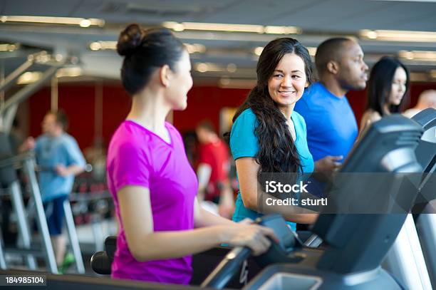 Tapete Rolante Amigos - Fotografias de stock e mais imagens de Correr - Correr, Tapete Rolante - Aparelho de Musculação, 20-29 Anos