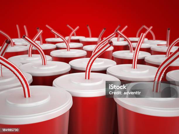 Copos Descartável Vermelho Com Palhinhas - Fotografias de stock e mais imagens de Beber - Beber, Bebida, Boné