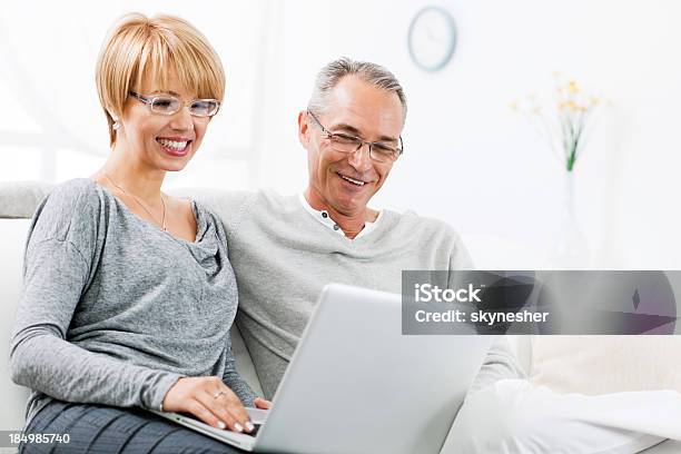 Szczęśliwa Para Za Pomocą Laptopa Razem W Domu - zdjęcia stockowe i więcej obrazów 30-39 lat - 30-39 lat, Aktywni seniorzy, Biały