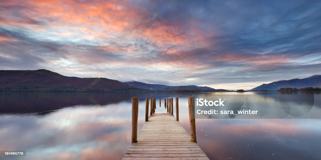 Inondé jetée de la Derwent Water, le Lake District, Angleterre au coucher du soleil - Photo de Lac libre de droits