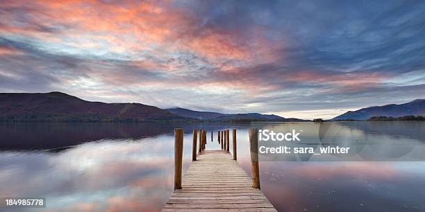 Photo libre de droit de Inondé Jetée De La Derwent Water Le Lake District Angleterre Au Coucher Du Soleil banque d'images et plus d'images libres de droit de Lac