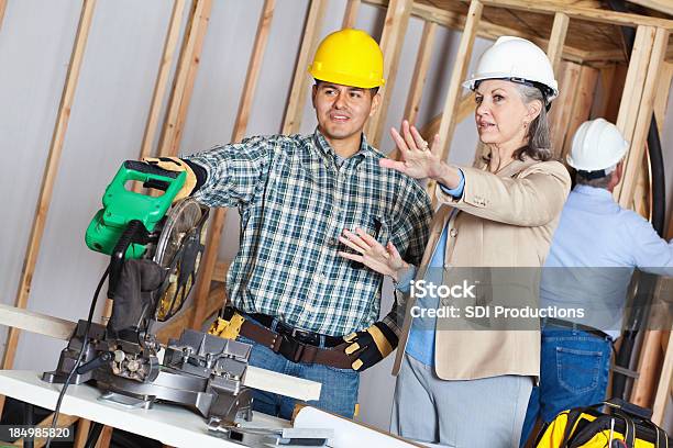 Las Indicaciones Que Se Presta A Tareas De Construcción En Nuevo Hogar Obrero De La Construcción Foto de stock y más banco de imágenes de Accesorio de cabeza