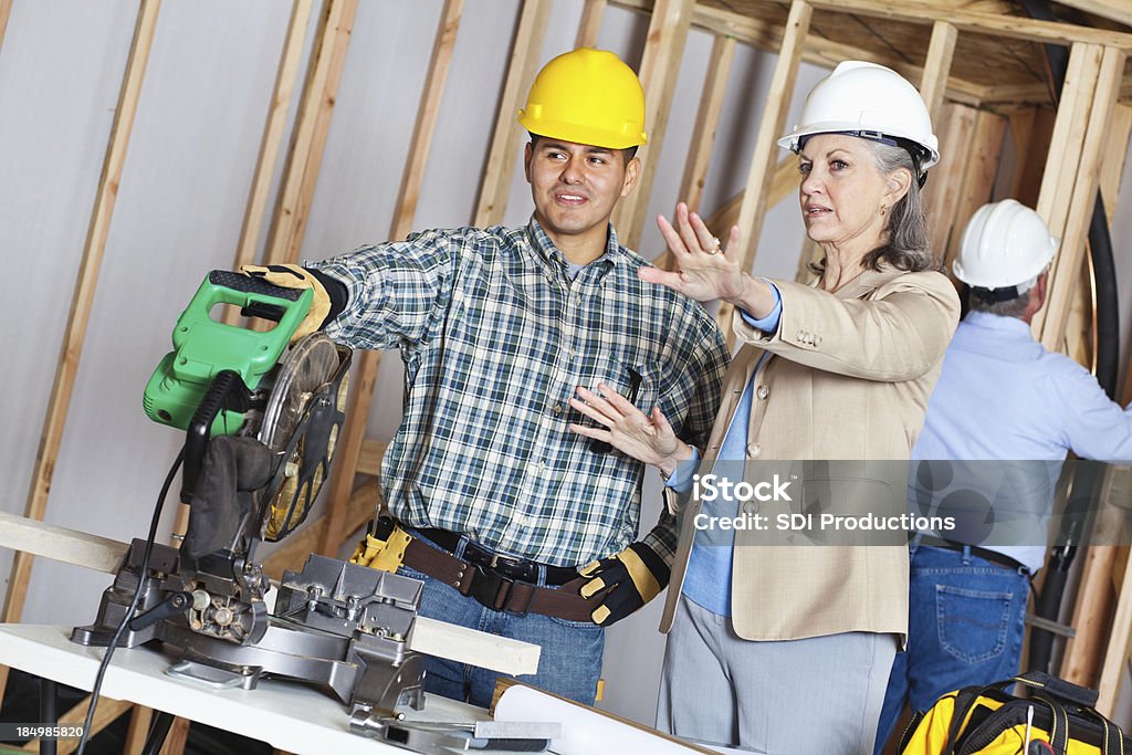 Itinéraires envisagé de travailleur de la construction construction de la maison - Photo de Adulte libre de droits