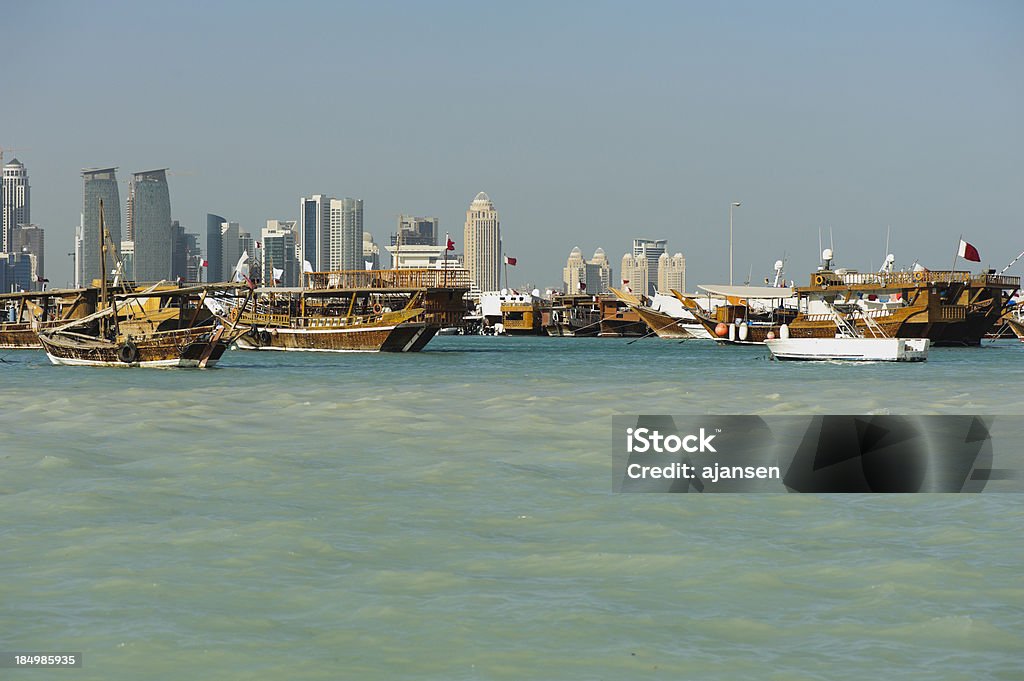 Dhows na Baía de Doha, Qatar, em dias claros - Foto de stock de Ad Dawhah royalty-free