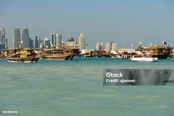 Foto de Dhows Na Baía De Doha Qatar Em Dias Claros e mais fotos de stock de Ad Dawhah - Ad Dawhah, Arábia, Bandeira