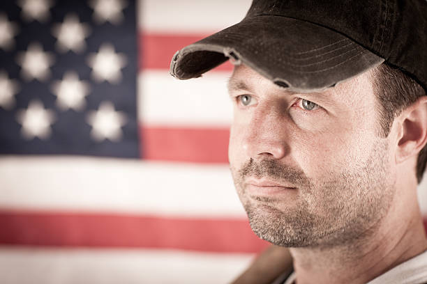 close-up de cores, imagem de beisebol, com bandeira de fundo - baseball player american flag sport men - fotografias e filmes do acervo