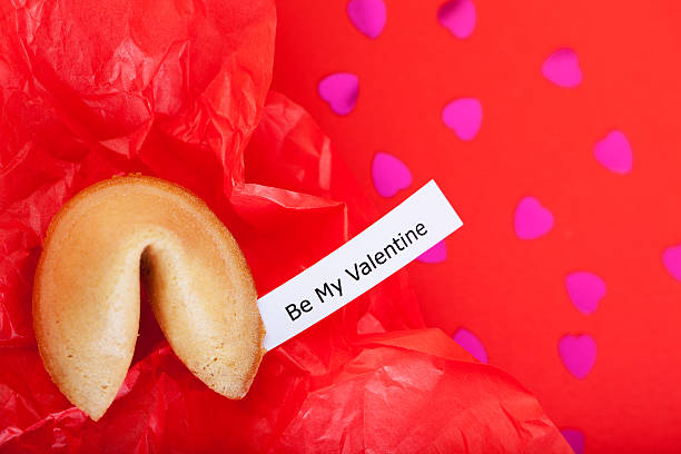 ciasteczko z wróżbą na czerwony papier - heart shape fortune cookie short phrase sayings zdjęcia i obrazy z banku zdjęć