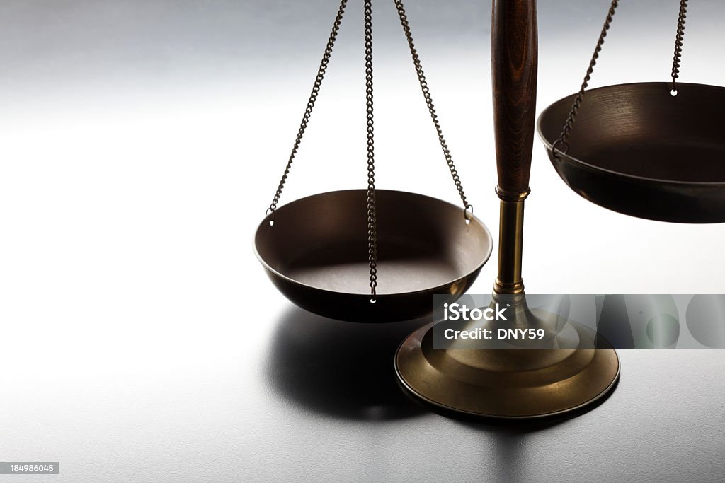 Lone Justiz-Skala auf einfachen grauen Hintergrund - Lizenzfrei Waage der Gerechtigkeit Stock-Foto