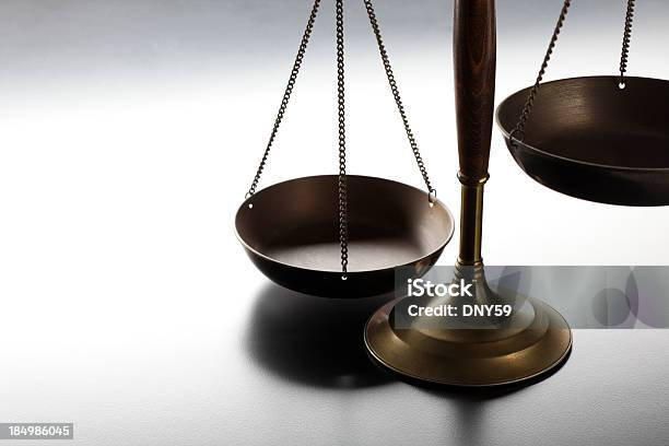 ローン正義スケールでシンプルなグレイの背景 - 正義の天秤のストックフォトや画像を多数ご用意 - 正義の天秤, 秤, 不均衡