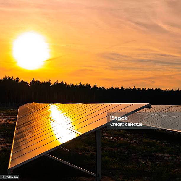 Zachód Słońca I Słonecznej Cell - zdjęcia stockowe i więcej obrazów Panel słoneczny - Panel słoneczny, Pomarańczowy, Elektrownia słoneczna