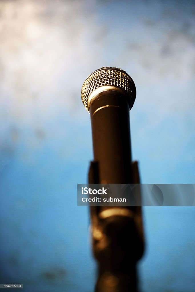 Micrófono en el escenario con fondo azul - Foto de stock de Fondos libre de derechos