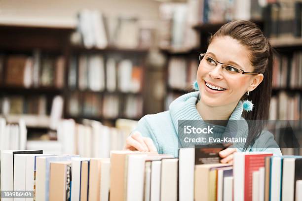 Chica Estudiante En La Biblioteca Foto de stock y más banco de imágenes de 20 a 29 años - 20 a 29 años, Adolescente, Adulto