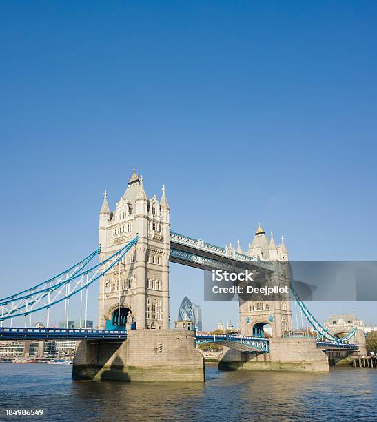 Photo libre de droit de Tower Bridge Et La Tamise À Londres Royaumeuni banque d'images et plus d'images libres de droit de Capitales internationales - Capitales internationales, Ciel sans nuage, Culture britannique