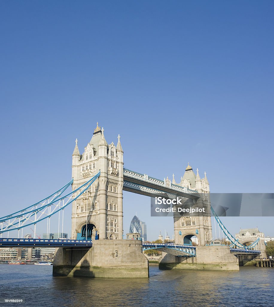 Tower Bridge i rzeki Tamizy w Londynie, Wielka Brytania - Zbiór zdjęć royalty-free (Bez ludzi)