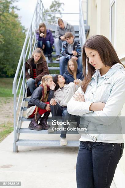 Unglücklich Teenagermädchen Ihre Klassenkameraden Gossiping Auf Den Hintergrund Stockfoto und mehr Bilder von Slander