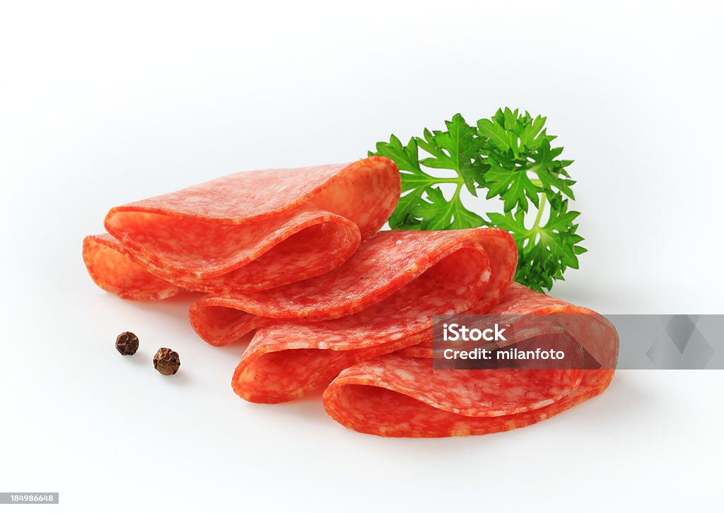 Fette di salamino piccante - Foto stock royalty-free di Alimento affumicato
