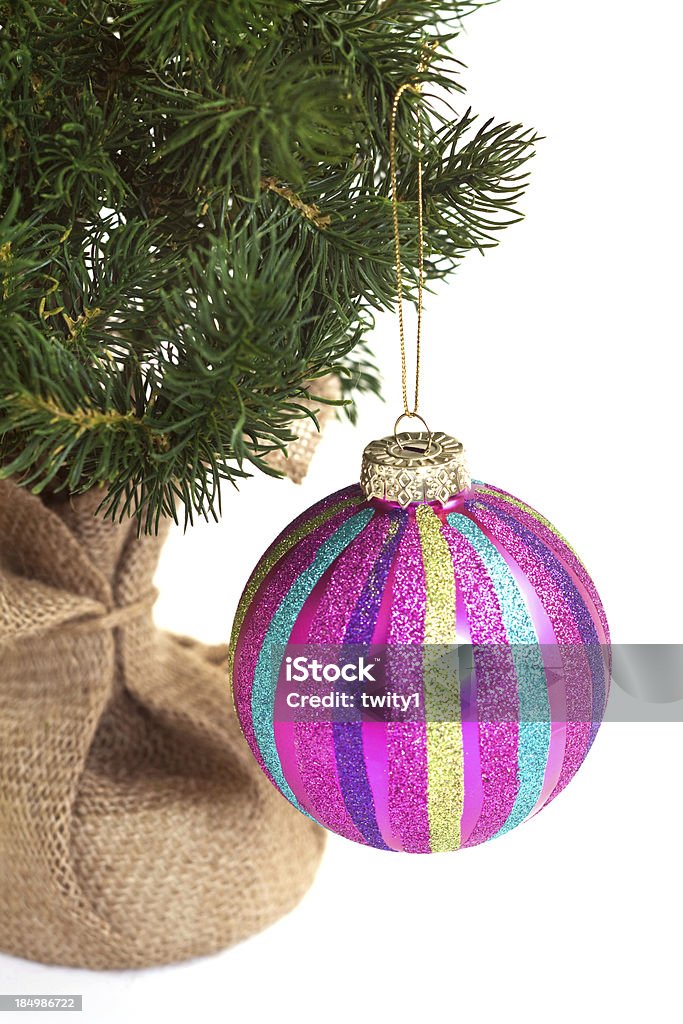 Рождественская елка с шариками - Стоковые фото Ёлочные игрушки роялти-фри