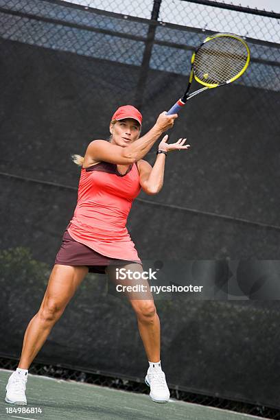 Mulher Madura Jogador De Ténis - Fotografias de stock e mais imagens de Ténis - Desporto com Raqueta - Ténis - Desporto com Raqueta, Mulheres, Só Uma Mulher