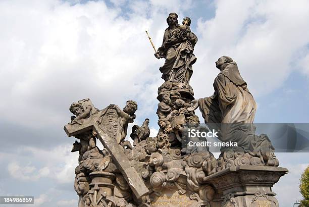 Estátua De Madonna Assistente De São Bernardo - Fotografias de stock e mais imagens de São Bernardo de Clairvaux - São Bernardo de Clairvaux, Antigo, Ao Ar Livre