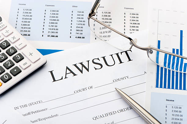 lawsuit form einen schreibtisch - law suit stock-fotos und bilder