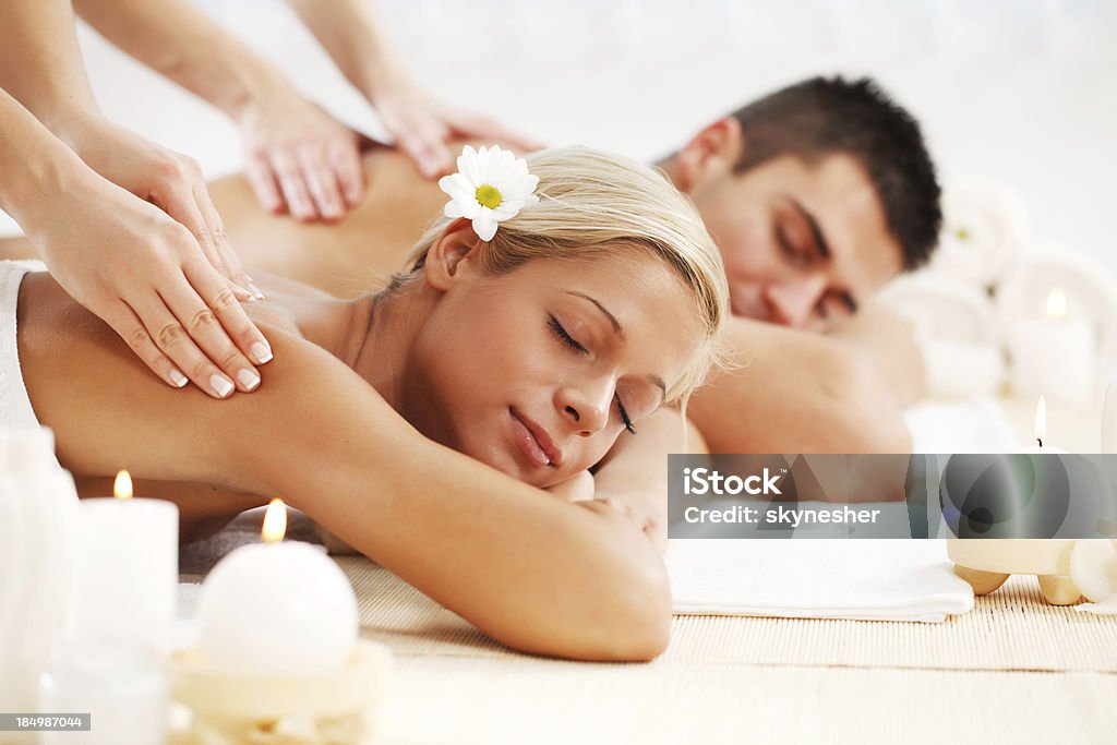 Schönes paar Genießen Sie in dem Rücken massage. - Lizenzfrei Massieren Stock-Foto