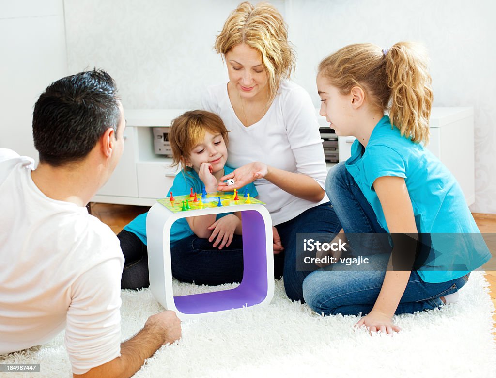 Famiglia giocare Gioco da tavolo a casa. - Foto stock royalty-free di 35-39 anni