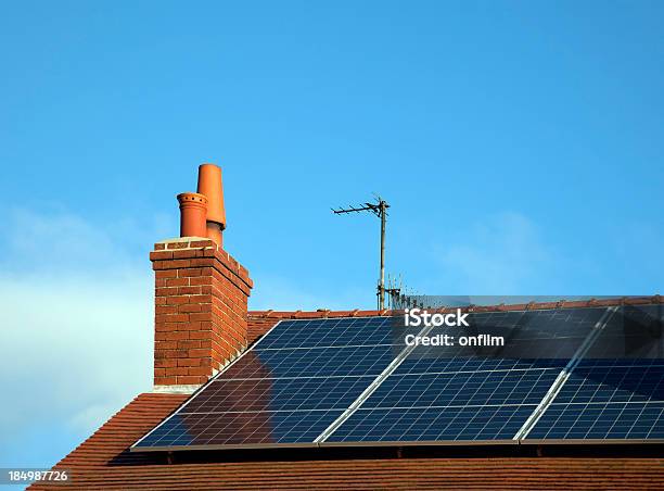Solar Energy Stockfoto und mehr Bilder von Sonnenkollektor - Sonnenkollektor, Wohnhaus, Dach