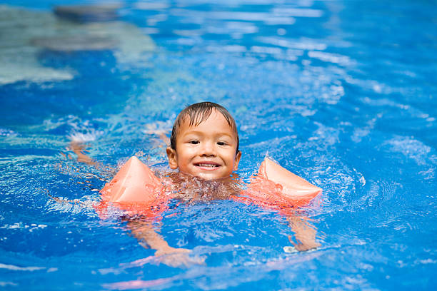 Dziecko pływać w basenie – zdjęcie