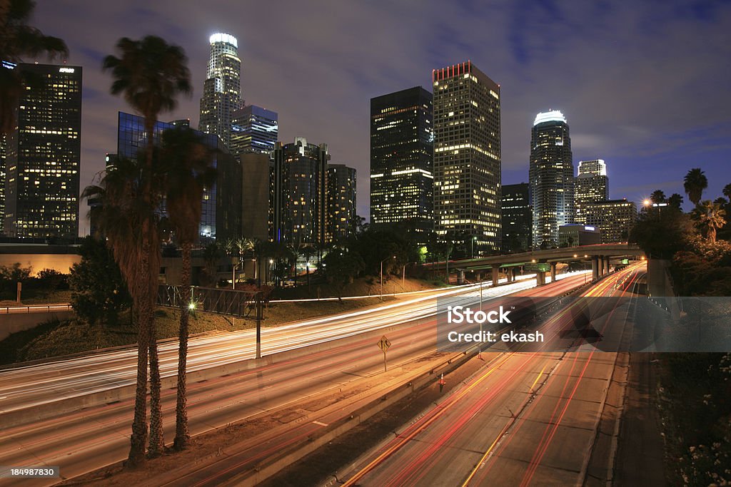 LA Skyline & Freeway em Noite Nublada - Royalty-free Cidade de Los Angeles Foto de stock