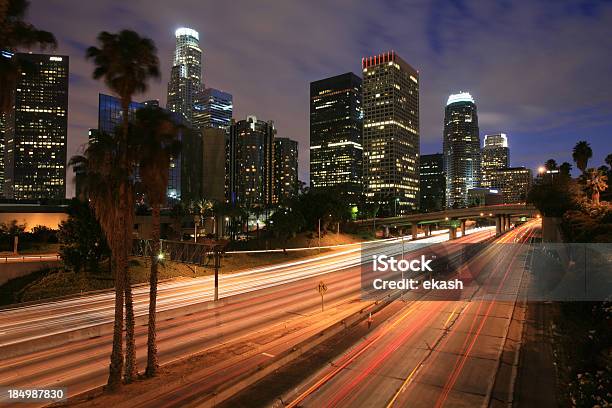 La Skyline Freeway Em Noite Nublada - Fotografias de stock e mais imagens de Cidade de Los Angeles - Cidade de Los Angeles, Horizonte Urbano, Noite