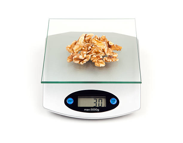 noix de grenoble sur le régime échelle - serving size weight scale scale food photos et images de collection