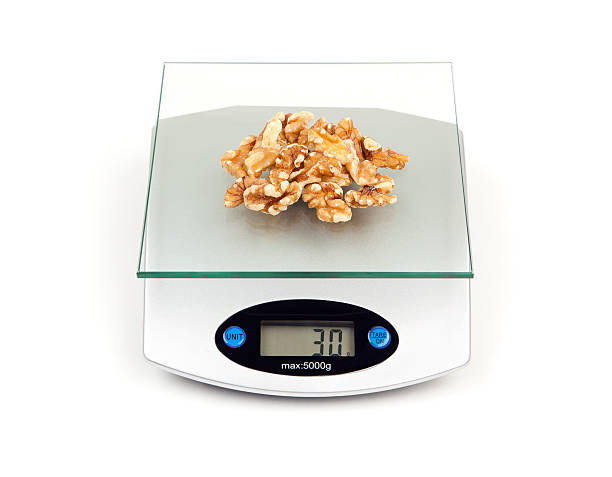 nozes em dieta de - serving size weight scale scale food - fotografias e filmes do acervo